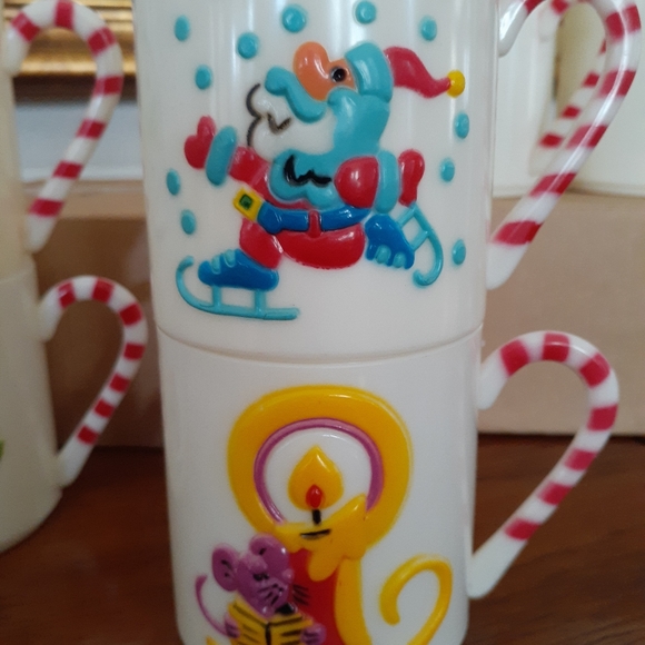 Vintage 1985 sterling house Children's plastic Christmas cups - Picture 4 of 4